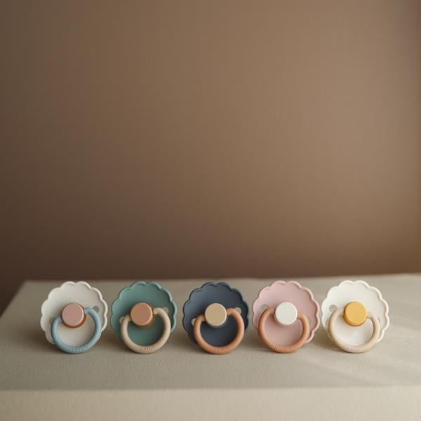 Frigg Coloured Pacifier - Daisy Biscuit 2 Pack